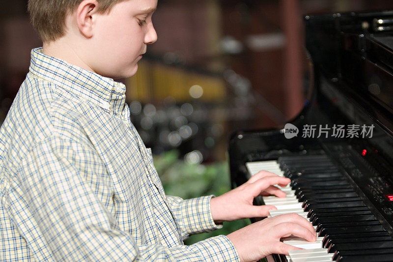 弹钢琴的男孩