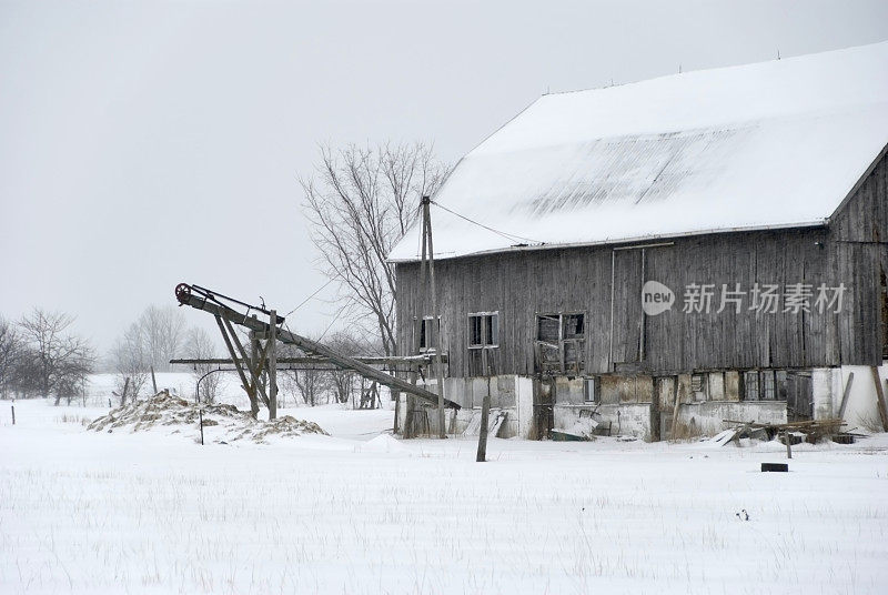 雪中的谷仓