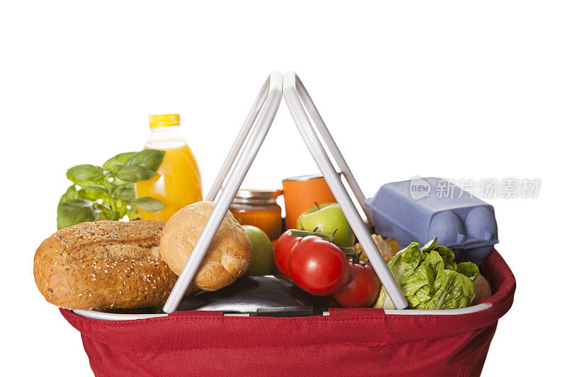 购物篮子里装满了食物，水果，蔬菜，面包，鸡蛋