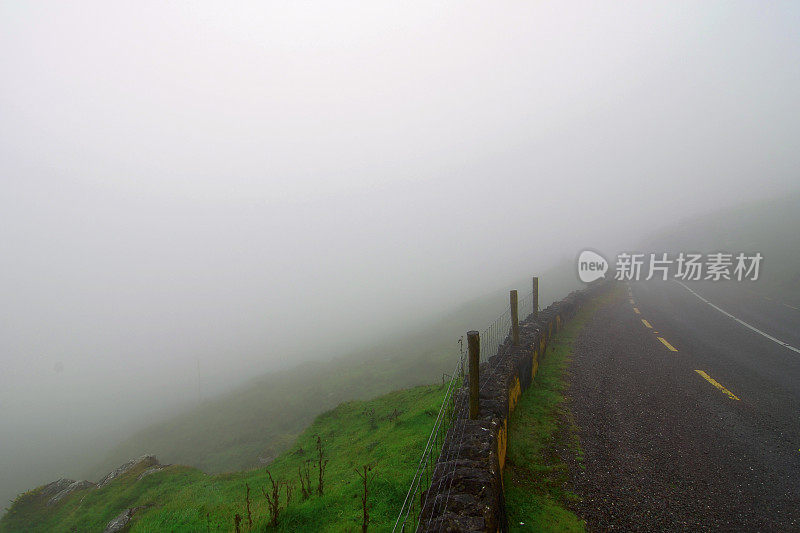 雾蒙蒙的道路