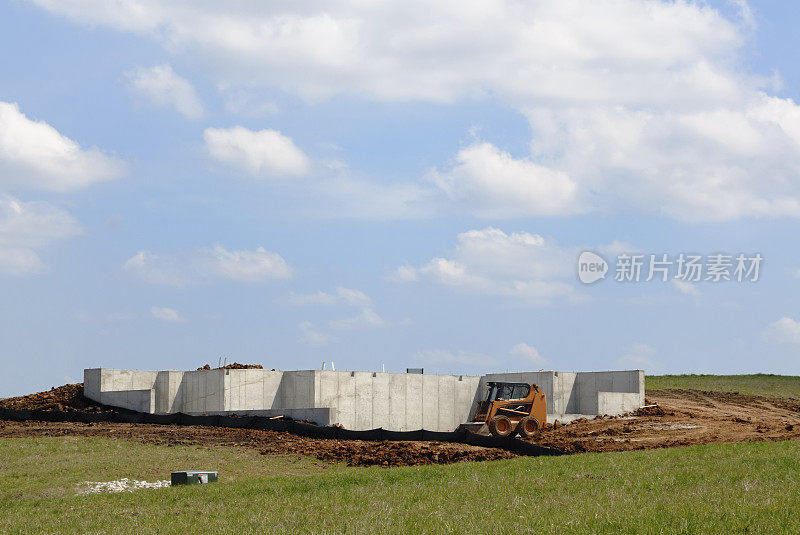 新家园地基正在建设中