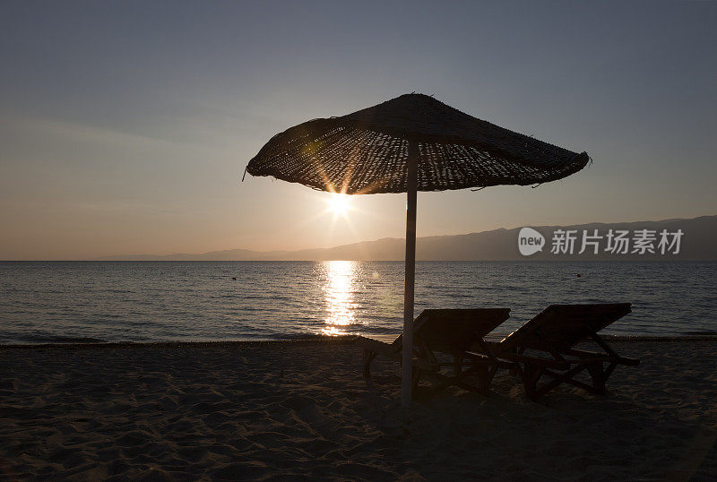 夕阳下的热带海滩