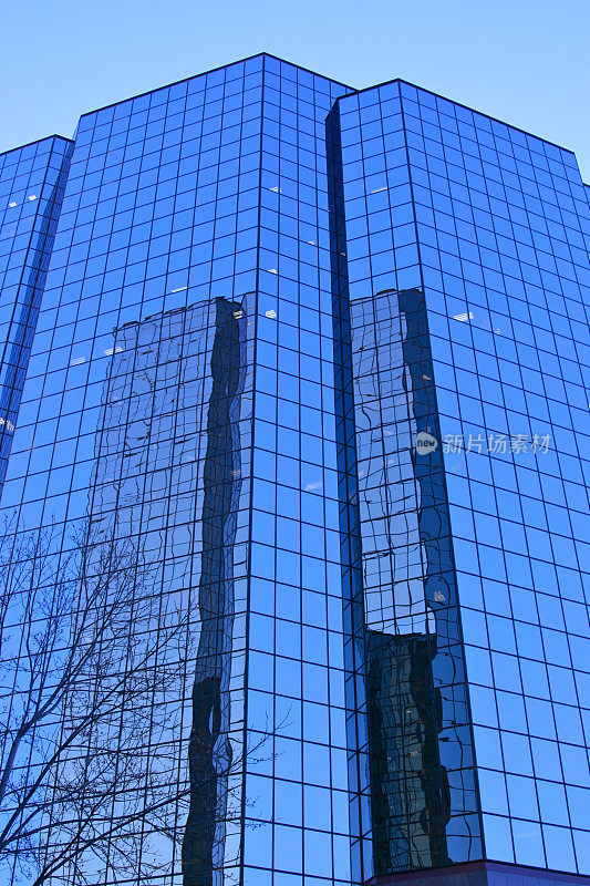 蓝色玻璃建筑