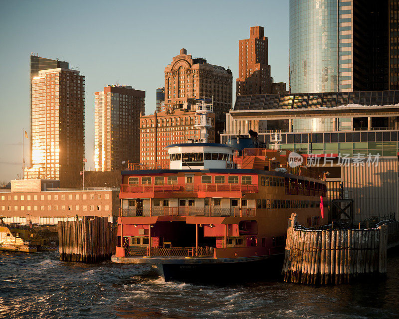 渡船停靠在纽约码头