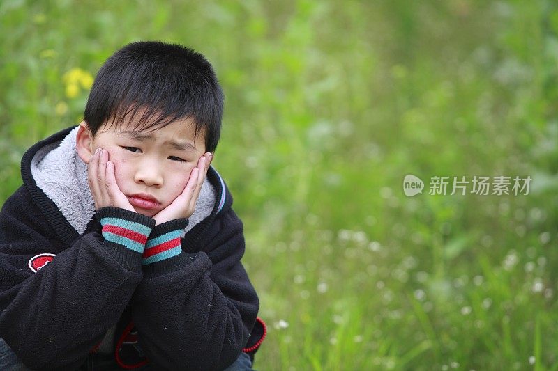 悲伤的小男孩