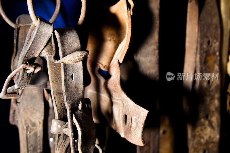 旧皮革和皮带扣挂在谷仓里。