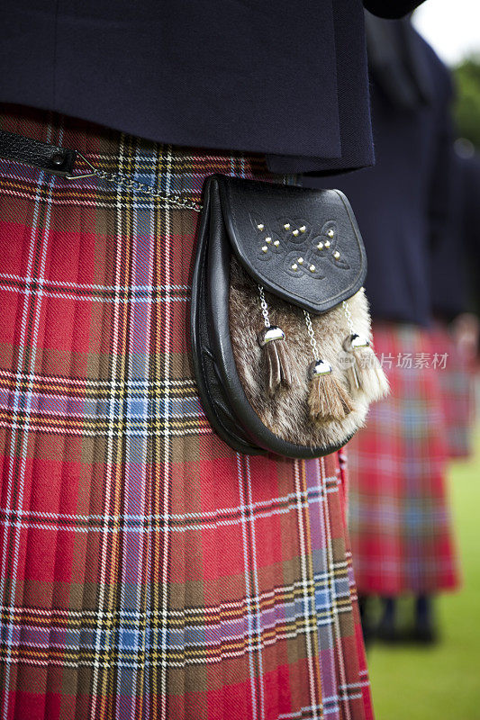 一排穿着传统格子裙的苏格兰风笛手