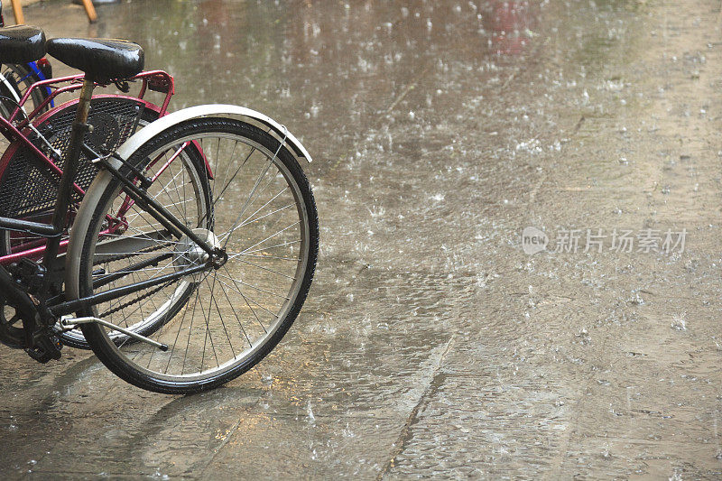 自行车在雨中