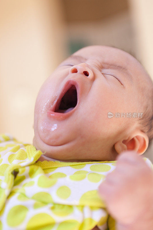 昏昏欲睡打哈欠亚洲华人3个月大的女婴