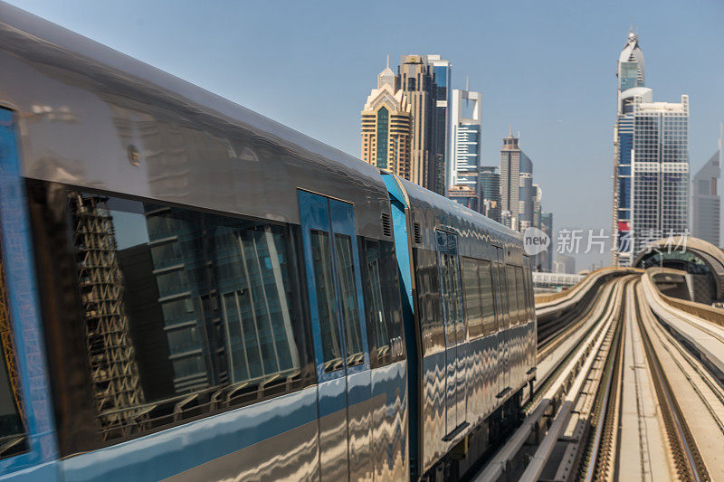 背景是迪拜地铁和谢赫扎耶德路摩天大楼