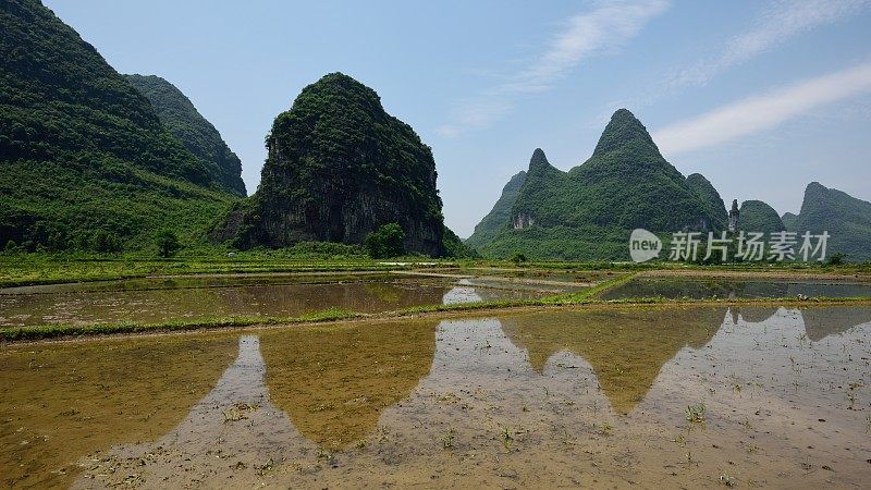 喀斯特山峰蓝天03