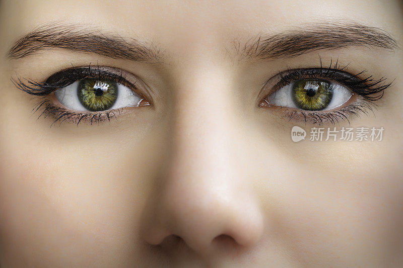年轻女子绿色眼睛的特写