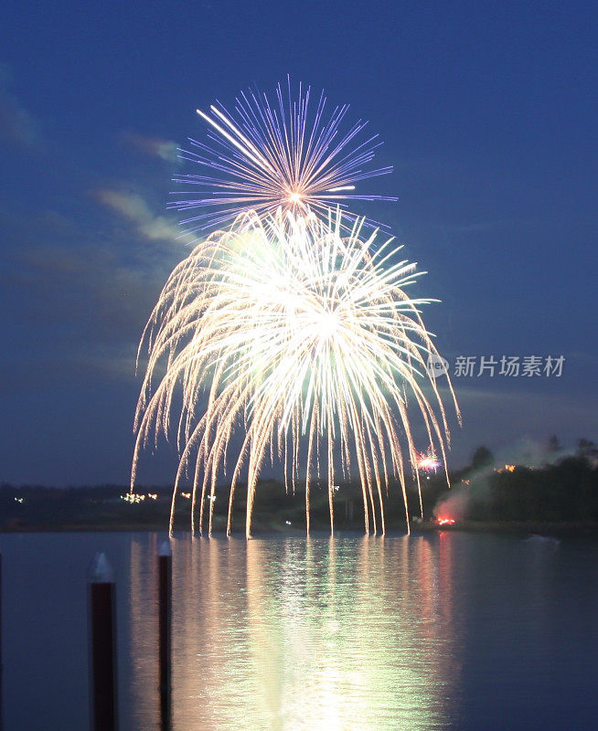 烟花在水