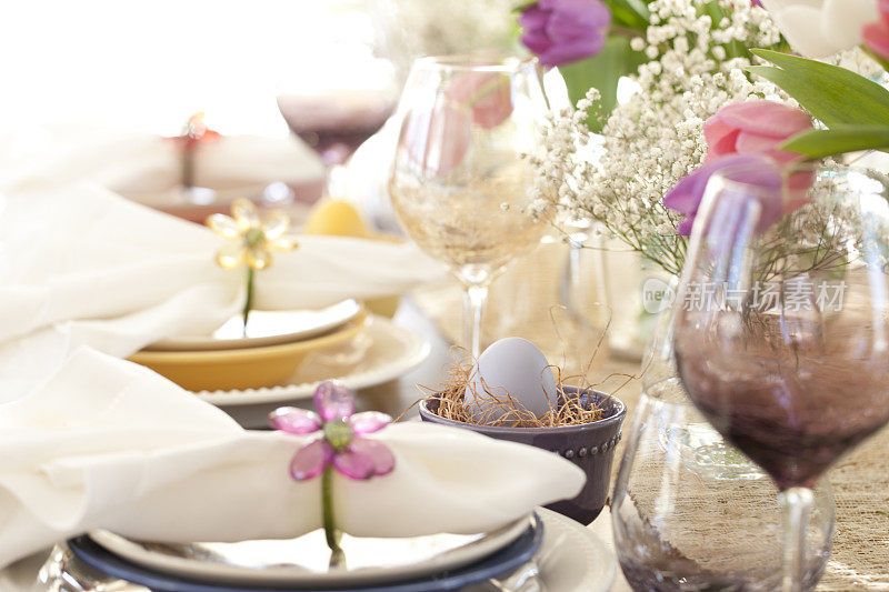 复活节餐桌，郁金香花束和可爱的摆设