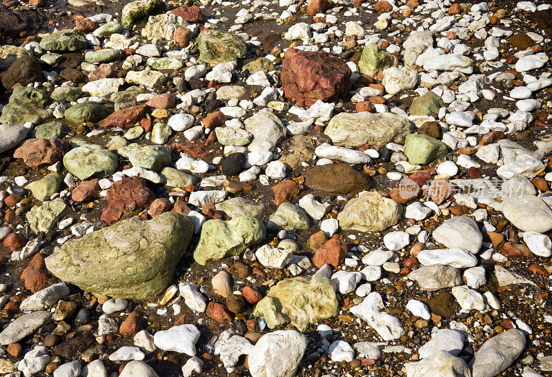 岩石散落在亨斯坦顿海滩上
