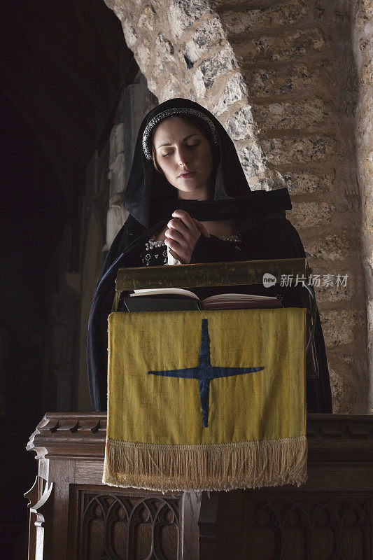 中世纪在教堂讲坛上祈祷的女士