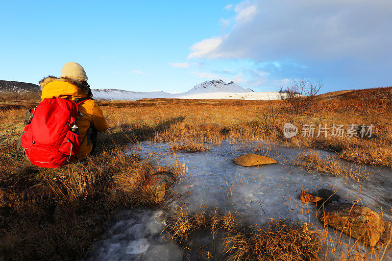 冰岛Skaftafell国家公园的女徒步旅行者