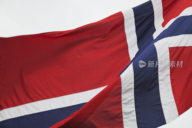 挪威红白蓝相间的国旗。