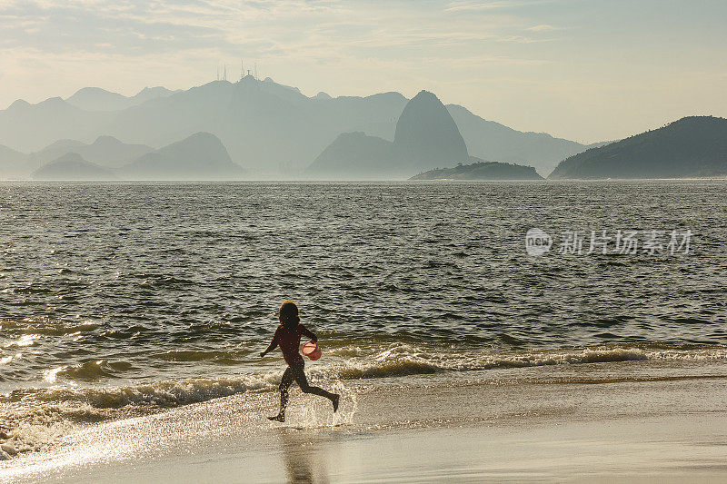 小女孩跑向海糖面包的背景