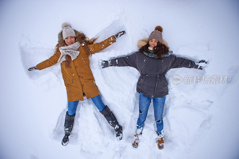 女性朋友在外面享受下雪天