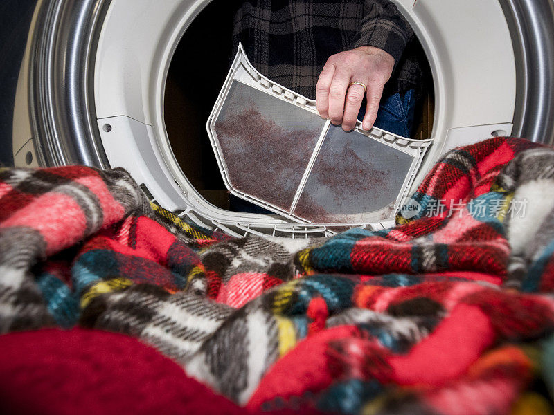 衣物烘干机内部的棉绒收集器举起来清洁特写