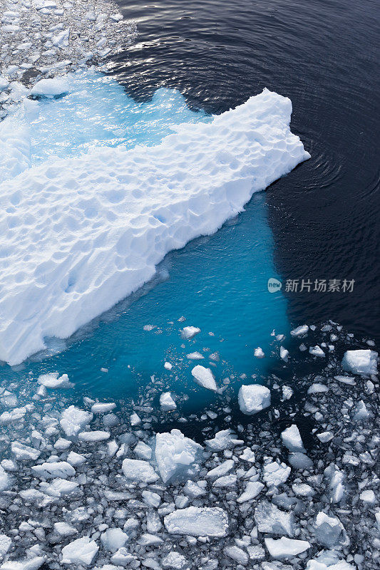 南极蓝冰山漂浮