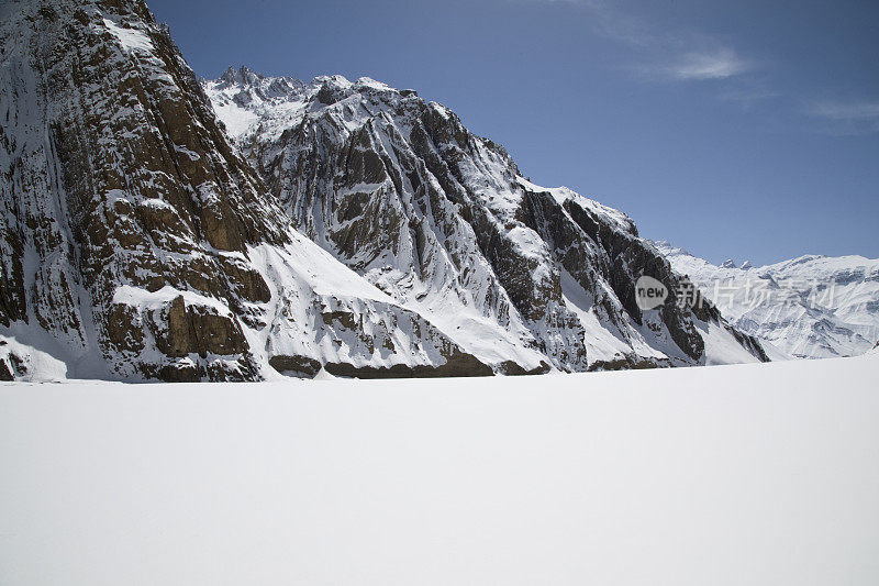 冰雪覆盖的山峰