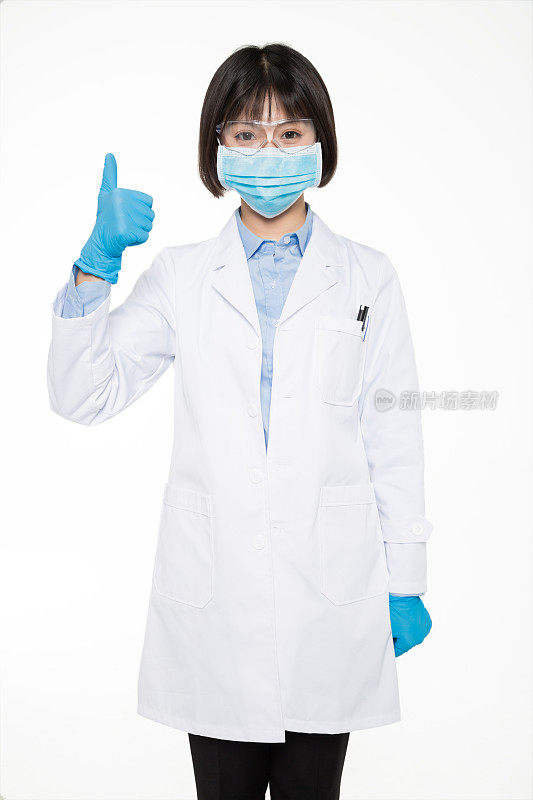 穿着实验服的年轻女性研究员竖起大拇指