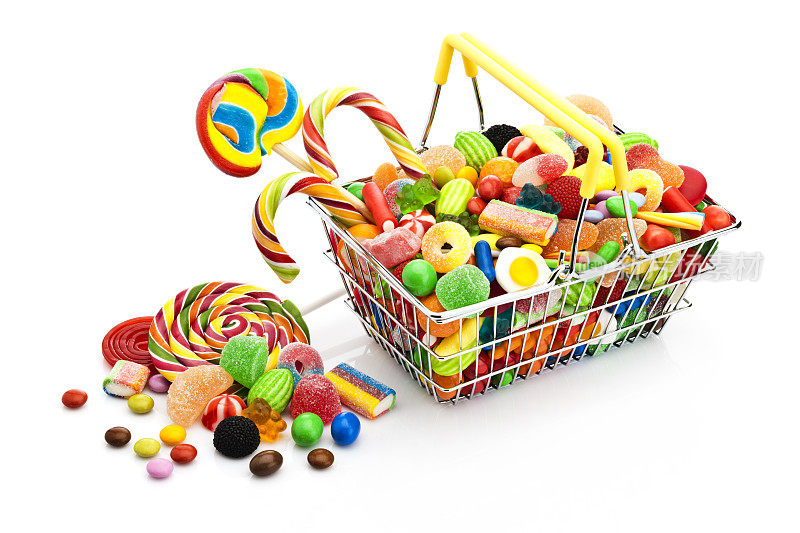 装满彩色糖果的购物篮