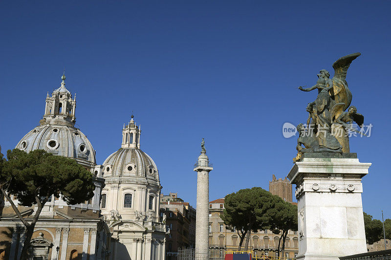 图拉真圆柱和维托里奥·埃马努埃莱纪念碑