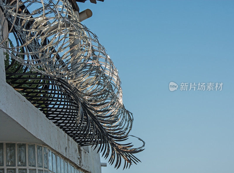 沿墙的铁丝网…墨西哥安全系统