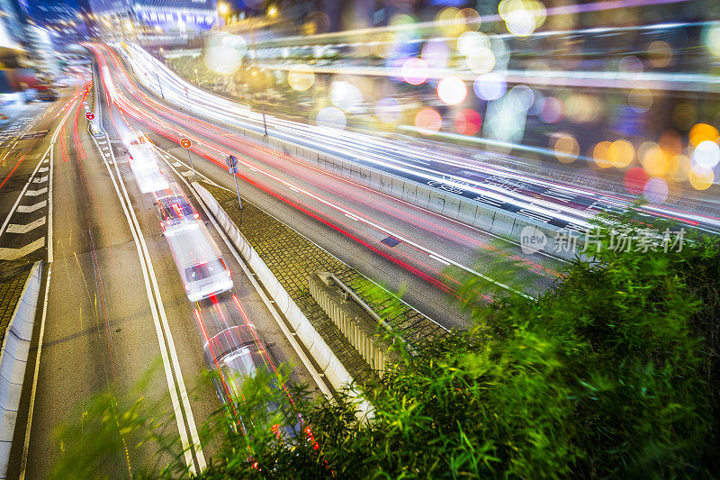 发光的摩天大楼和香港的城市街道