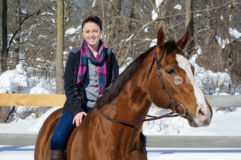 冬雪中骑马的女孩，户外微笑的少年