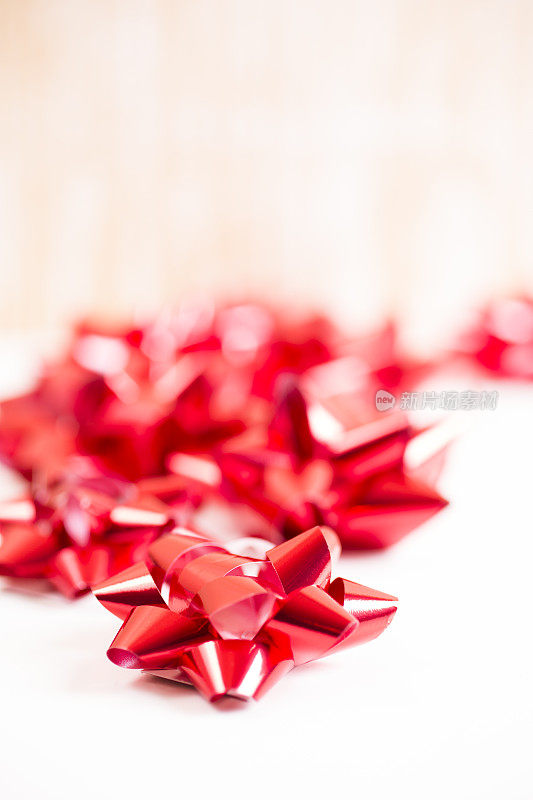 一大堆红色的蝴蝶结配上白色的。圣诞节,情人节。