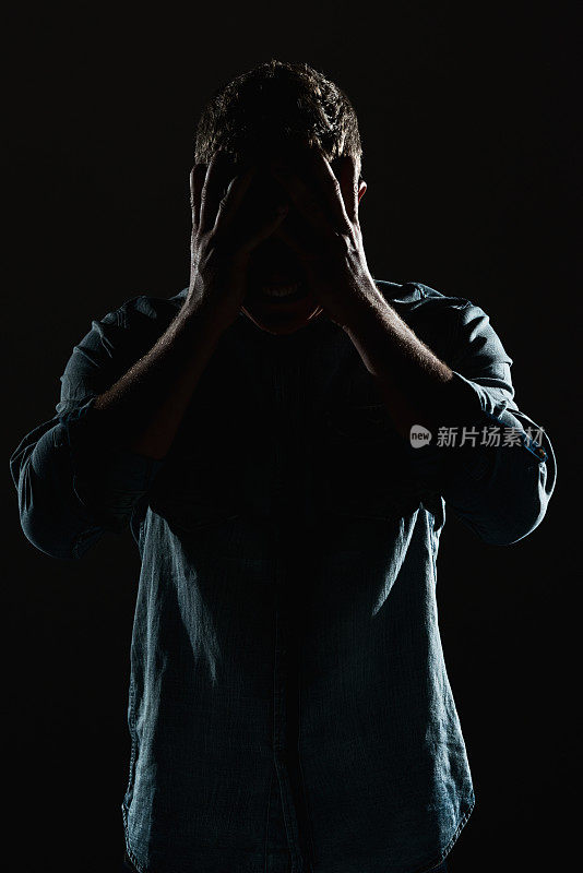 漫不经心的男人看起来很害怕