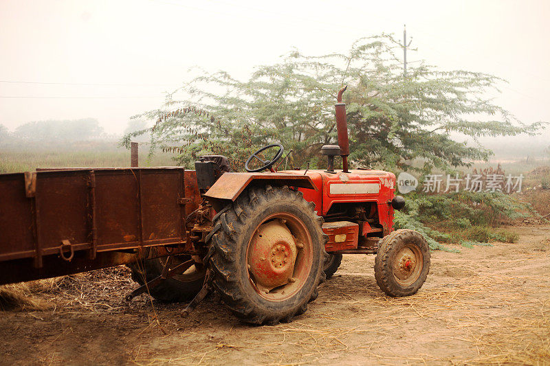 拖拉机和手推车在乡村道路上