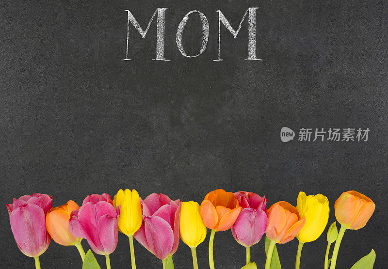黑板上的鲜花是母亲节的礼物