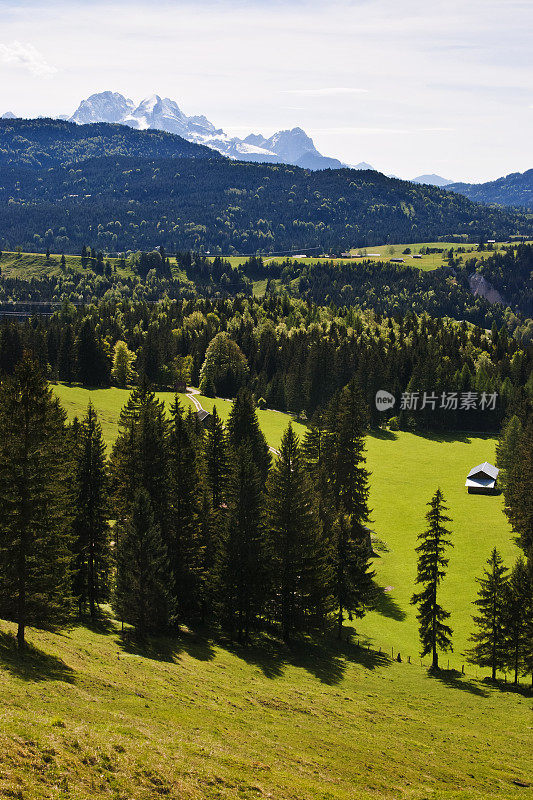 卡温德尔风景横跨绿色高山草甸和Wetterstein山脉