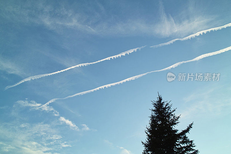 带水汽尾迹的天空