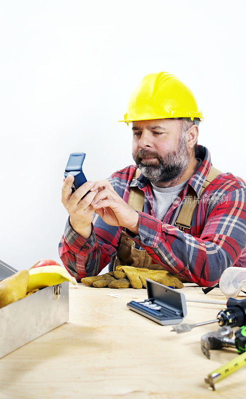 糖尿病建筑工在检查他的血糖水平