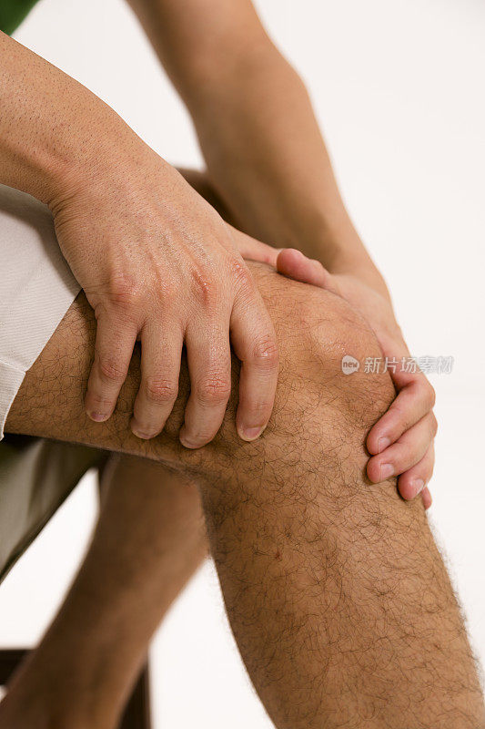 医学:男性，膝盖疼痛。