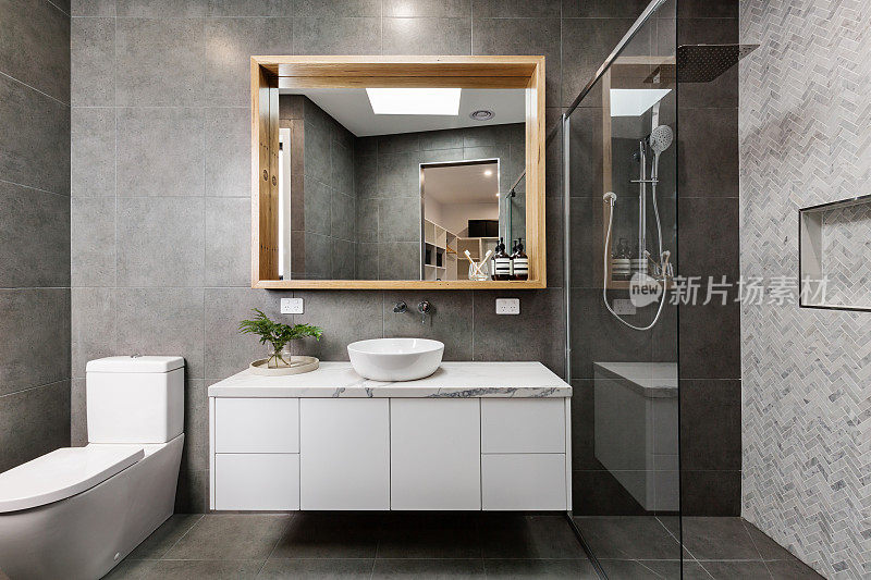 现代灰色设计师浴室人字形淋浴砖