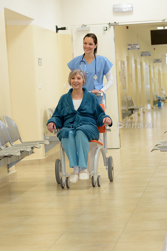 护士用轮椅推病人