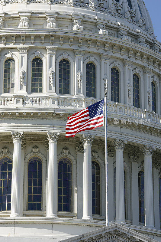 美国国旗在华盛顿特区的国会大厦。