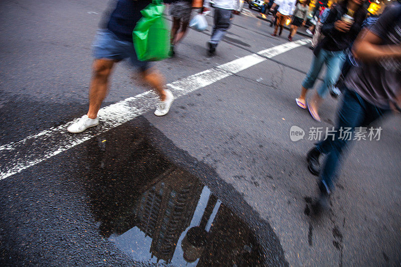 悉尼市中心，十字路口和塔楼倒影在水坑里