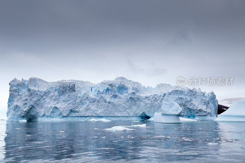 南极半岛上的一座巨大冰山