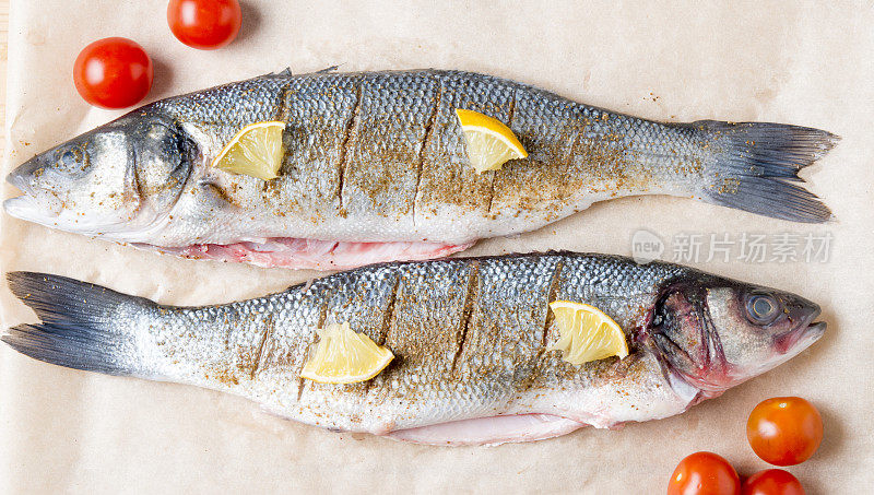 各种食材的海鲈鱼。准备烧烤的生鱼