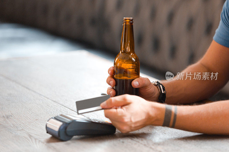 男子在酒吧使用NFC技术进行非接触式支付
