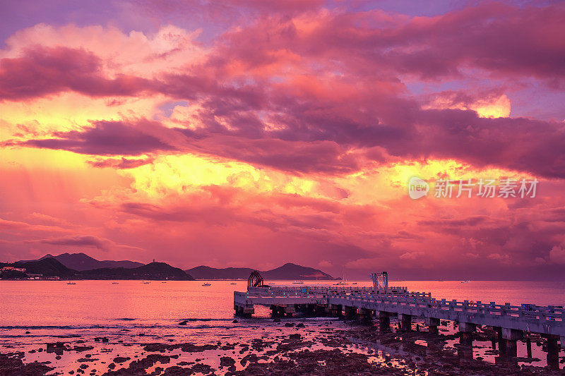 海景-码头和美丽的紫色日落