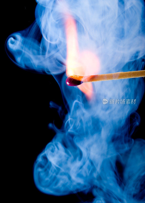燃烧的火柴和蓝色的烟雾